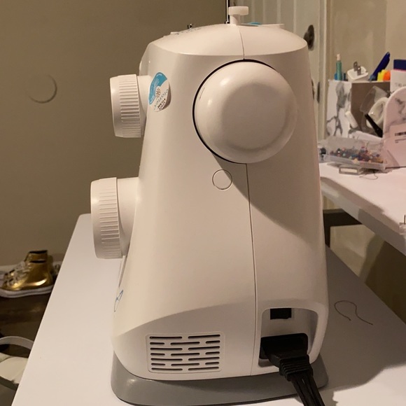 Singer sewing machine - Picture 7 of 13